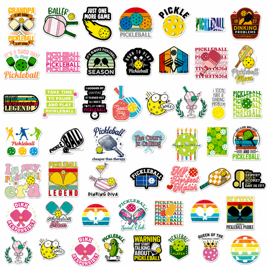 Vue d'ensemble à plat des 50 modèles uniques de stickers de pickleball inclus dans le pack.