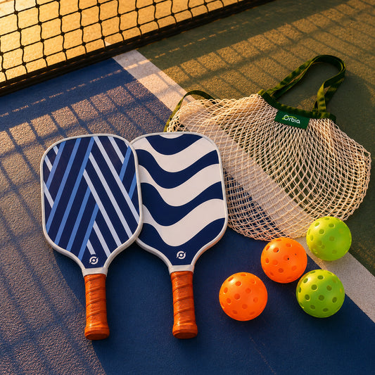Kit pickleball complet avec 2 raquettes, 4 balles et sac filet sur terrain de pickleball