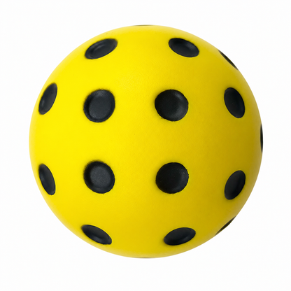 Balle de pickleball silencieuse en mousse PU jaune avec de fausses perforations noires pour l'entraînement en intérieur.