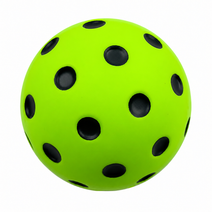 Balle de pickleball en mousse amortissante vert fluo pour une pratique totalement silencieuse en salle.