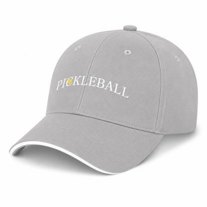 Casquette de pickleball gris clair imprimée, accessoire de protection solaire pour joueur.