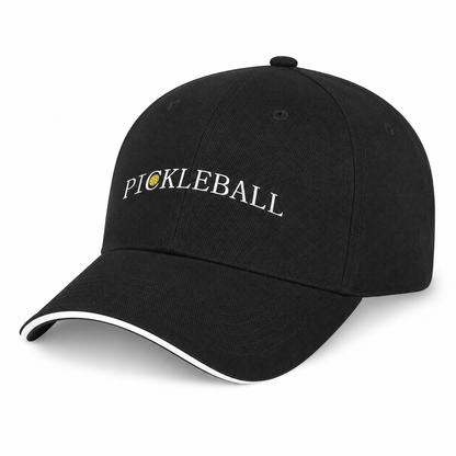 Casquette de sport noire imprimée Pickleball avec liseré blanc sur la visière, vue de face.