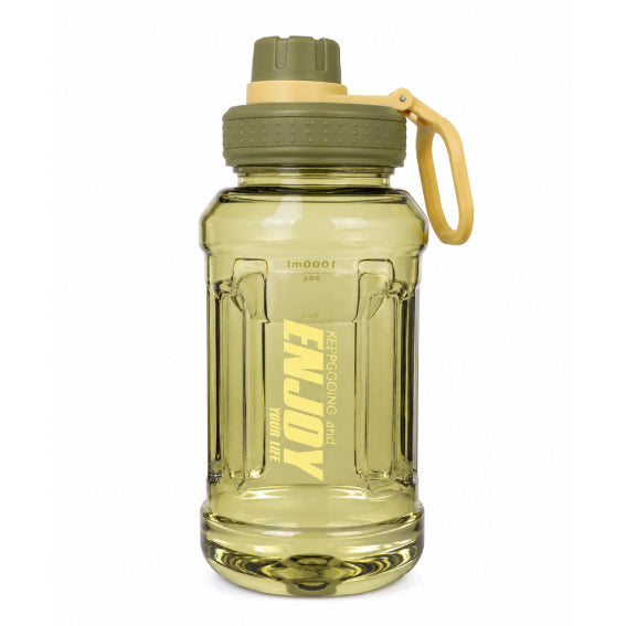 Gourde réutilisable de 1000ml couleur vert et jaune avec poignée intégrée sur fond blanc.