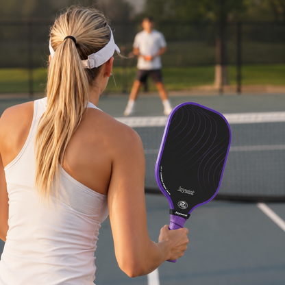 Joueuse de pickleball vue de dos s'apprêtant à retourner une balle avec la raquette Joysent JT-1 violette.