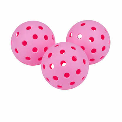 Lot de 3 balles de pickleball roses perforées sur fond blanc, parfaites pour s'initier.