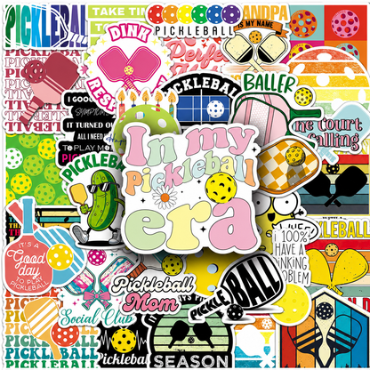 Pêle-mêle coloré d'un pack de 50 stickers de pickleball humoristiques et rétro pour décorer les gourdes et ordinateurs.