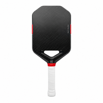 Raquette de pickleball pro en carbone avec manche blanc, inserts rouges et découpe aérodynamique ouverte.