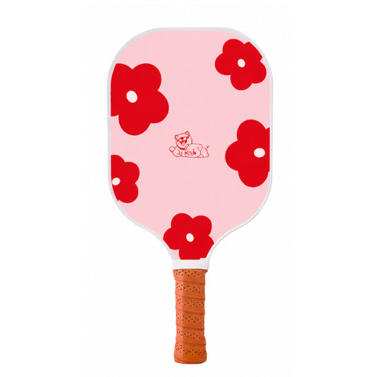 Face recto de la raquette de pickleball en carbone Bloom Pink, couleur rose pastel avec grosses fleurs rouges et illustration de petits animaux au centre.