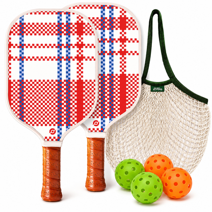 Set pickleball Gridline avec 2 raquettes rouge et bleu, 4 balles 40 trous et sac filet sur fond blanc