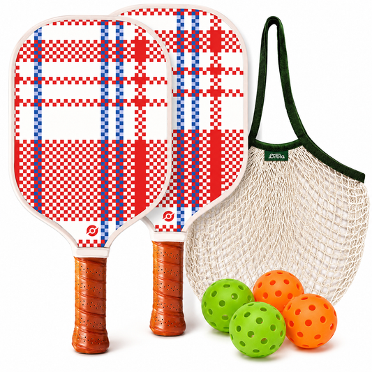 Set pickleball Gridline avec 2 raquettes rouge et bleu, 4 balles 40 trous et sac filet sur fond blanc