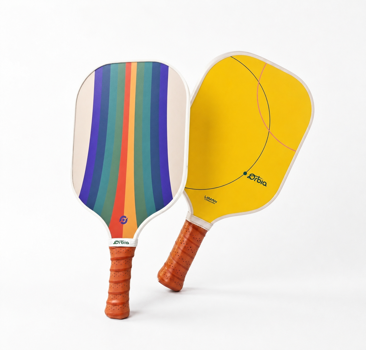 Deux raquettes de pickleball Smashline Art Serie présentées côte à côte, mettant en valeur le modèle Spectrum aux bandes verticales arc-en-ciel à gauche et le modèle jaune minimaliste Orbia à droite.