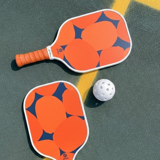 Raquette Solar de Smashline posée sur un terrain de pickleball