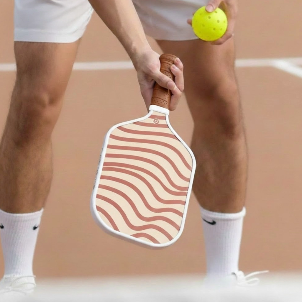Joueur effectuant un service précis au filet avec la raquette de pickleball Terra.