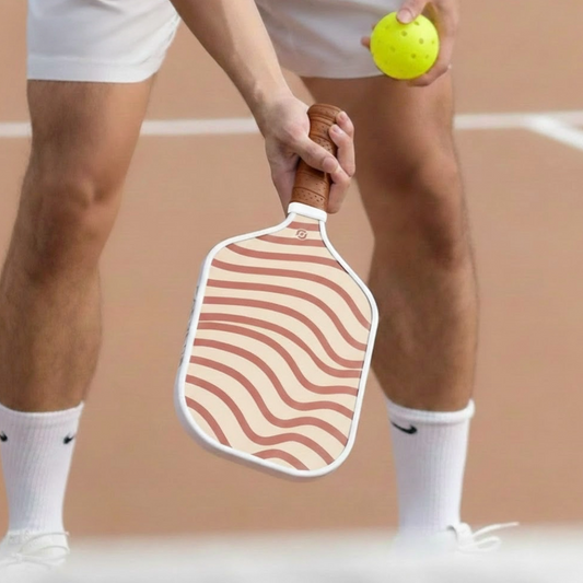 Joueur effectuant un service précis au filet avec la raquette de pickleball Terra.
