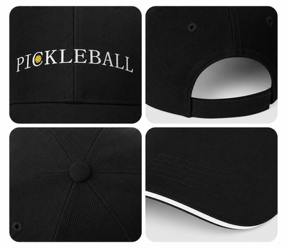 Gros plan sur les finitions de la casquette noire : logo imprimé, fermeture velcro arrière ajustable, coutures supérieures et liseré de la visière.